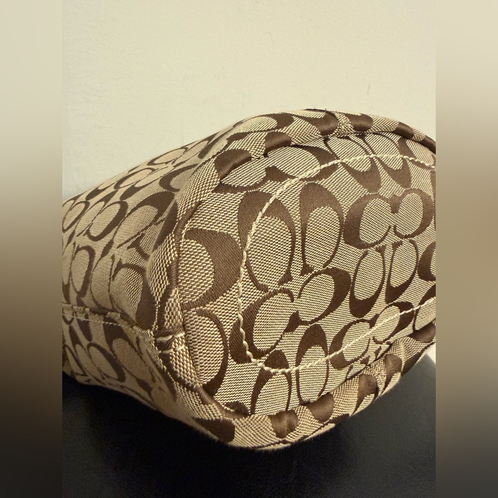 Coach Bleecker Signature Hobo Bag. 2007 - Picture 7 of 16